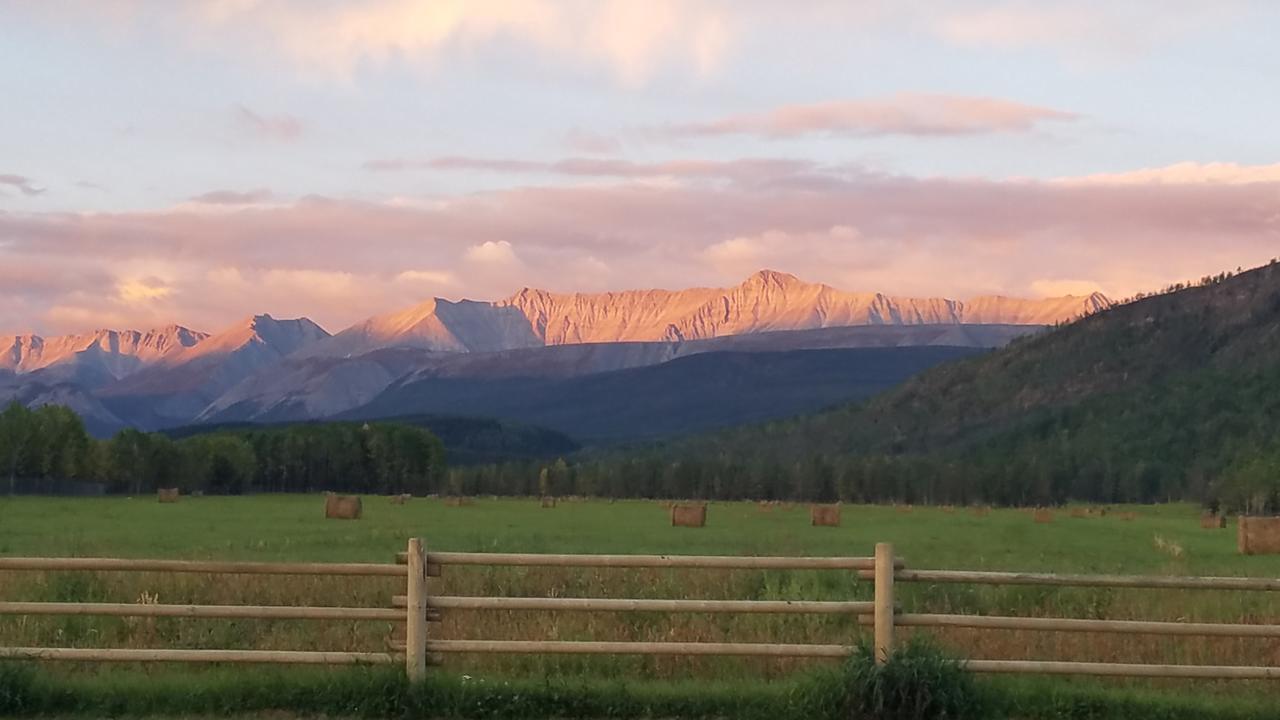 Folding Mountain B & B Fort Nelson Exterior foto